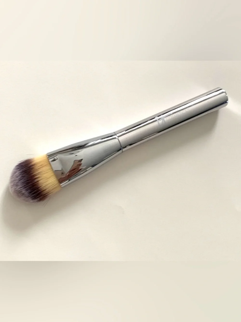 It Cosmetics Makeup Brush Heavenly LUXE PLUSH PADDLE Foundation Brush